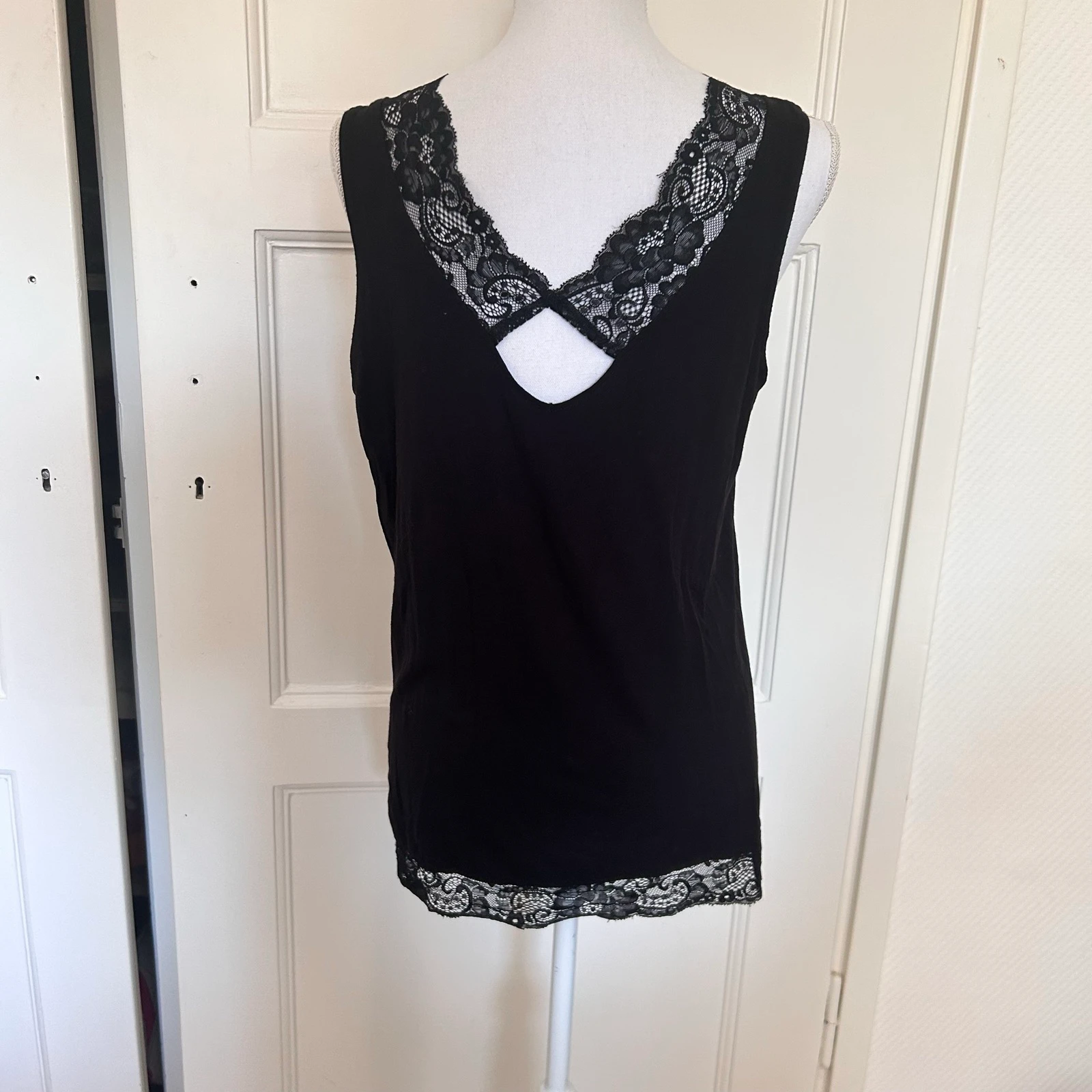 MS Mode Top sin mangas negro con encaje en el borde – Talla M – photo 4